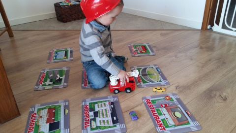 Play me Kiddo Miejsca w mieście cz.1, Maty edukacyjne, angielski, gra językowa, gra ruchowa, pomoce dydaktyczne Play me Kiddo Miejsca w mieście cz.1, Maty edukacyjne, angielski, gra językowa, gra ruchowa, pomoce dydaktyczne