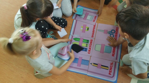 Play me Kiddo Piórnik, maty edukacyjne, angielski, gra językowa, gra ruchowa, pomoce dydaktyczne Play me Kiddo Piórnik, maty edukacyjne, angielski, gra językowa, gra ruchowa, pomoce dydaktyczne